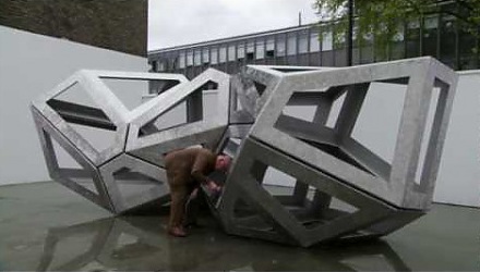 Szenenbild aus dem Film 'In Between - Der britische Künstler Richard Deacon'