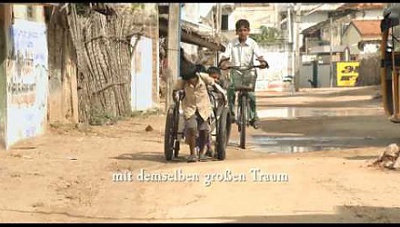 Szenenbild aus dem Film 'Auf dem Weg zur Schule'