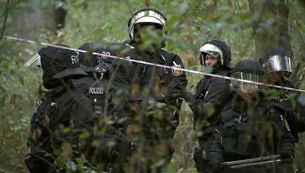 Szenenbild aus dem Film 'Die rote Linie – Vom Widerstand im Hambacher Forst'