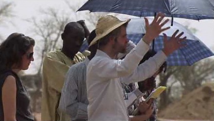 Szenenbild aus dem Film 'Knistern der Zeit - Christoph Schlingensief und sein Operndorf in Burkina Faso'