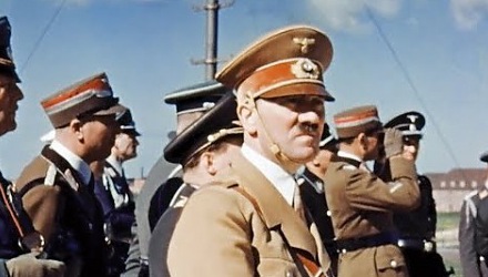 Szenenbild aus dem Film 'Wer war Hitler'