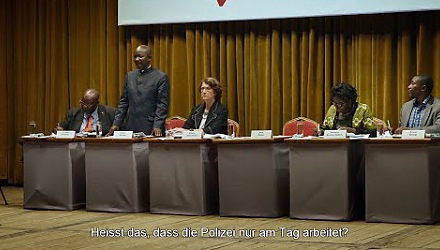 Szenenbild aus dem Film 'Das Kongo Tribunal'